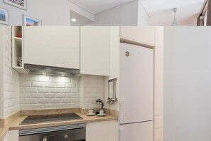 Fridge, microwave, oven, dishwasher - Cozy Flat in the Heart of Alfama (Lisboa)