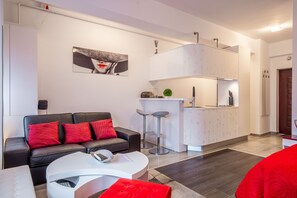 奢華開放式套房, 1 間臥室, 吸煙房, 城市景 | 客廳 | 60 吋平面電視連有線電視頻道、LED 電視、遊戲機