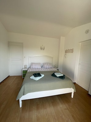 4 bedrooms, iron/ironing board, WiFi, bed sheets - Secluded 5* rated villa with private heated pool and full air conditioning (Flayosc)