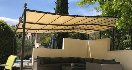 Villa privée mais pas isolée avec piscine chauffée et air conditionné