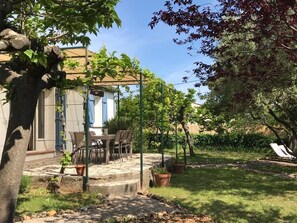 Outdoor dining - Secluded 5* rated villa with private heated pool and full air conditioning (Flayosc)