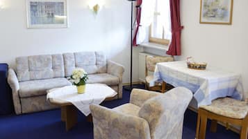 Apartment (ALPENVEILCHEN) | Individually decorated, individually furnished, desk, blackout drapes