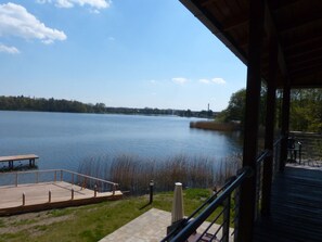 Quarto duplo básico, vista para o lago | Terraço/pátio