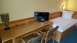 Quarto duplo básico, vista para o lago | Escrivaninha, cortinas blackout, Wi-Fi de cortesia, roupa de cama