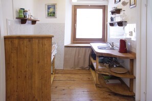 Apartamento | Cozinha privada | Geladeira grande, cafeteira/chaleira, chaleira elétrica