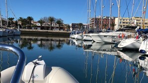 Un port de plaisance où plusieurs bateaux sont amarrés.