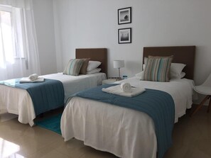 2 Schlafzimmer, Schreibtisch, Bügeleisen/Bügelbrett, Reisekinderbett