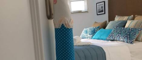 2 Schlafzimmer, Schreibtisch, Bügeleisen/Bügelbrett, Reisekinderbett