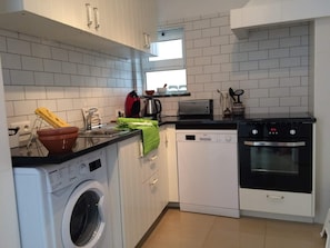 Kühlschrank, Ofen, Geschirrspüler, Wasserkocher mit Kaffee-/Teezubehör