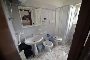 Douche, bidet, serviettes fournies
