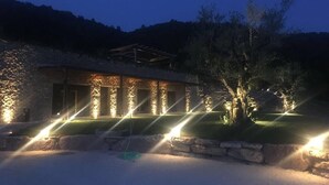 Un edificio de piedra con un patio techado, iluminado por varias fuentes de luz.