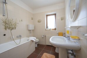 Kombination af bruser/badekar, hårtørrer, bidet, håndklæder