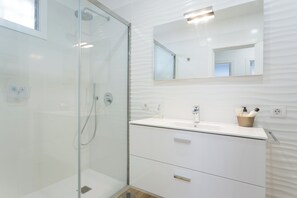 Free toiletries, towels - Home2Book Modern Center Apartment With Terrace (Santa Cruz de Tenerife)