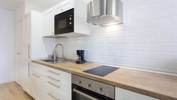 Mikrowelle, Ofen, Herdplatte, Wasserkocher mit Kaffee-/Teezubehör