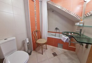 Ducha y bañera combinadas, secador de pelo, toallas y papel higiénico