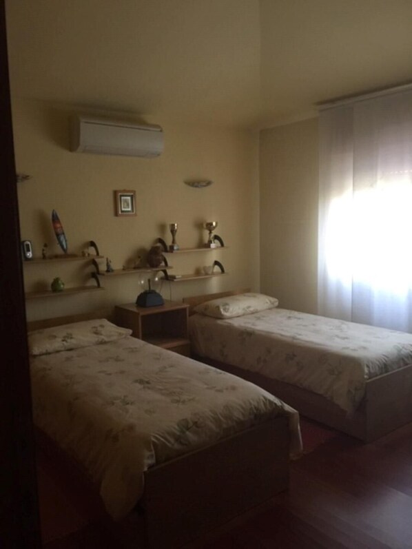 2 slaapkamers, een bureau, een strijkplank/strijkijzer, gratis wifi