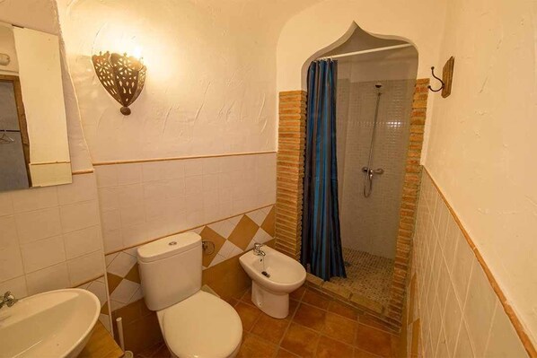 Dutxa, assecador de cabells, bidet i tovalloles