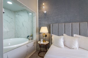 Minibar, caja de seguridad en la habitación y decoración personalizada 