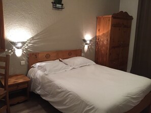 Double Room, Terrace, Canal View | Individually decorated, individually furnished, iron/ironing board - Auberge du Lyonnais (Annecy)