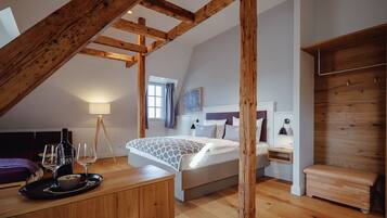 Junior-Suite | Allergikerbettwaren, Zimmersafe, individuell dekoriert, Schreibtisch