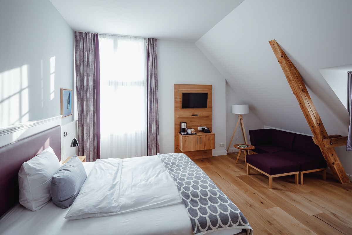 ملاءات للفراش لا تسبب الحساسية و خزنة داخل الغرفة