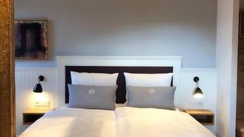 Comfort-Doppelzimmer | Allergikerbettwaren, Zimmersafe, individuell dekoriert, Schreibtisch