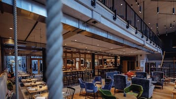 Frukost och lunch serveras, med utsikt mot trädgården