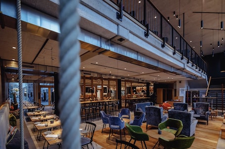 Breakfast, lunch and dinner served . Schulhaus Hotel