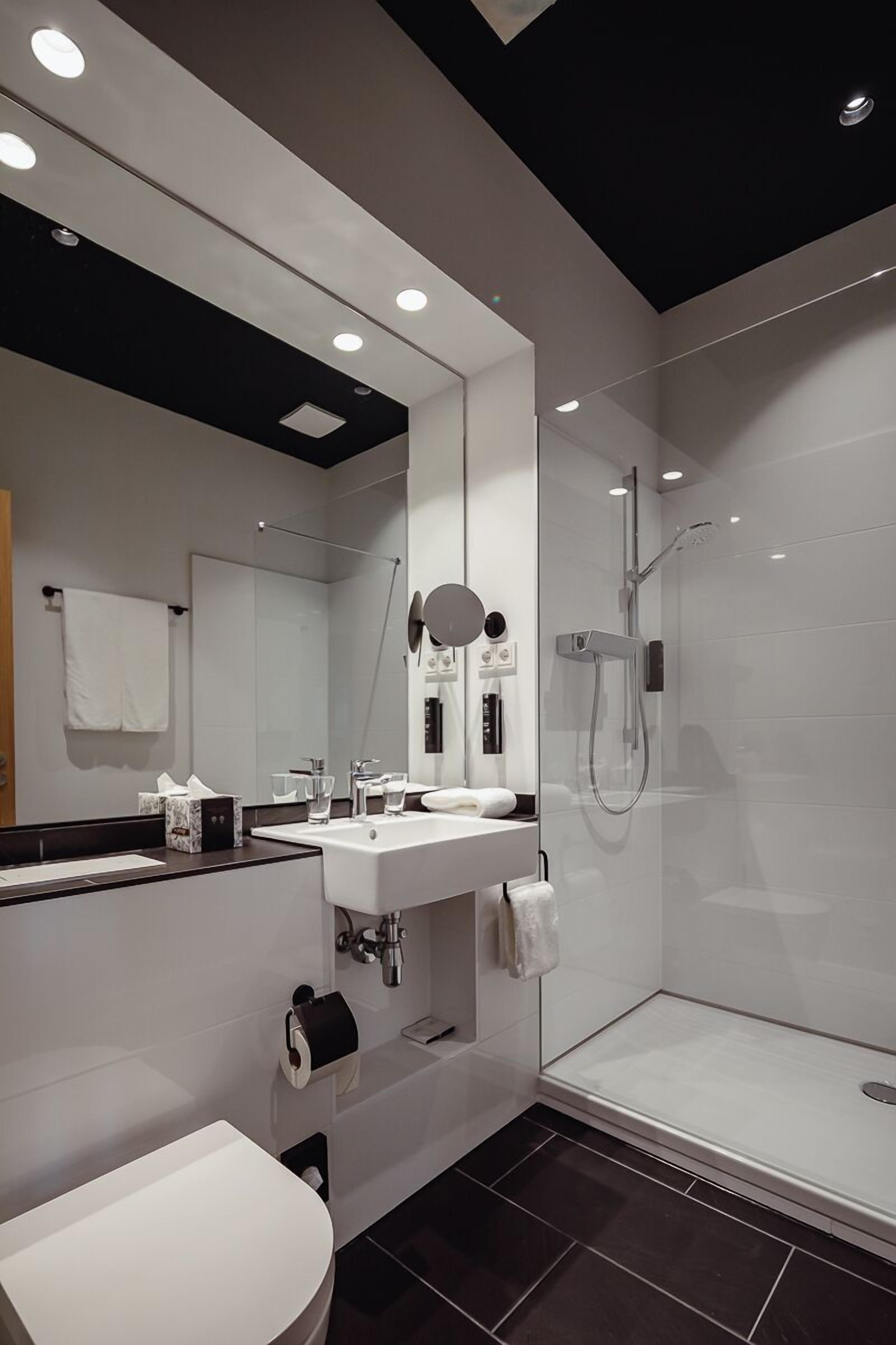 superior double room | bathroom | deep-soaking bathtub, free toiletries, hair dryer, towels