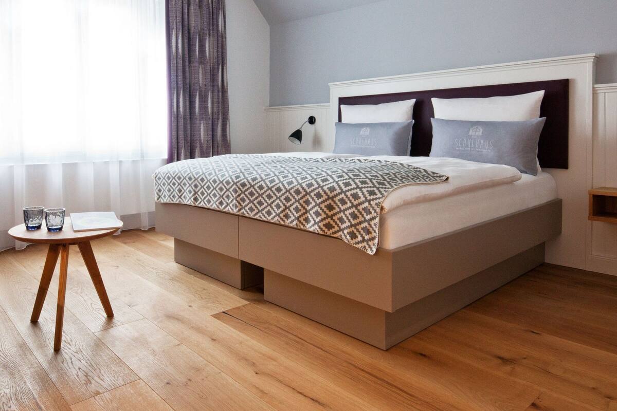 Quarto casal superior | Roupas de cama antialérgicas, cofres nos quartos, escrivaninha