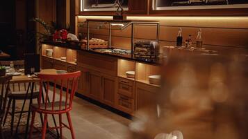 Tägliches Frühstücksbuffet (17.5 EUR pro Person)