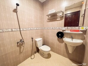 Shower, free toiletries, hair dryer, slippers - Seika Hotel (Ho Chi Minh City)