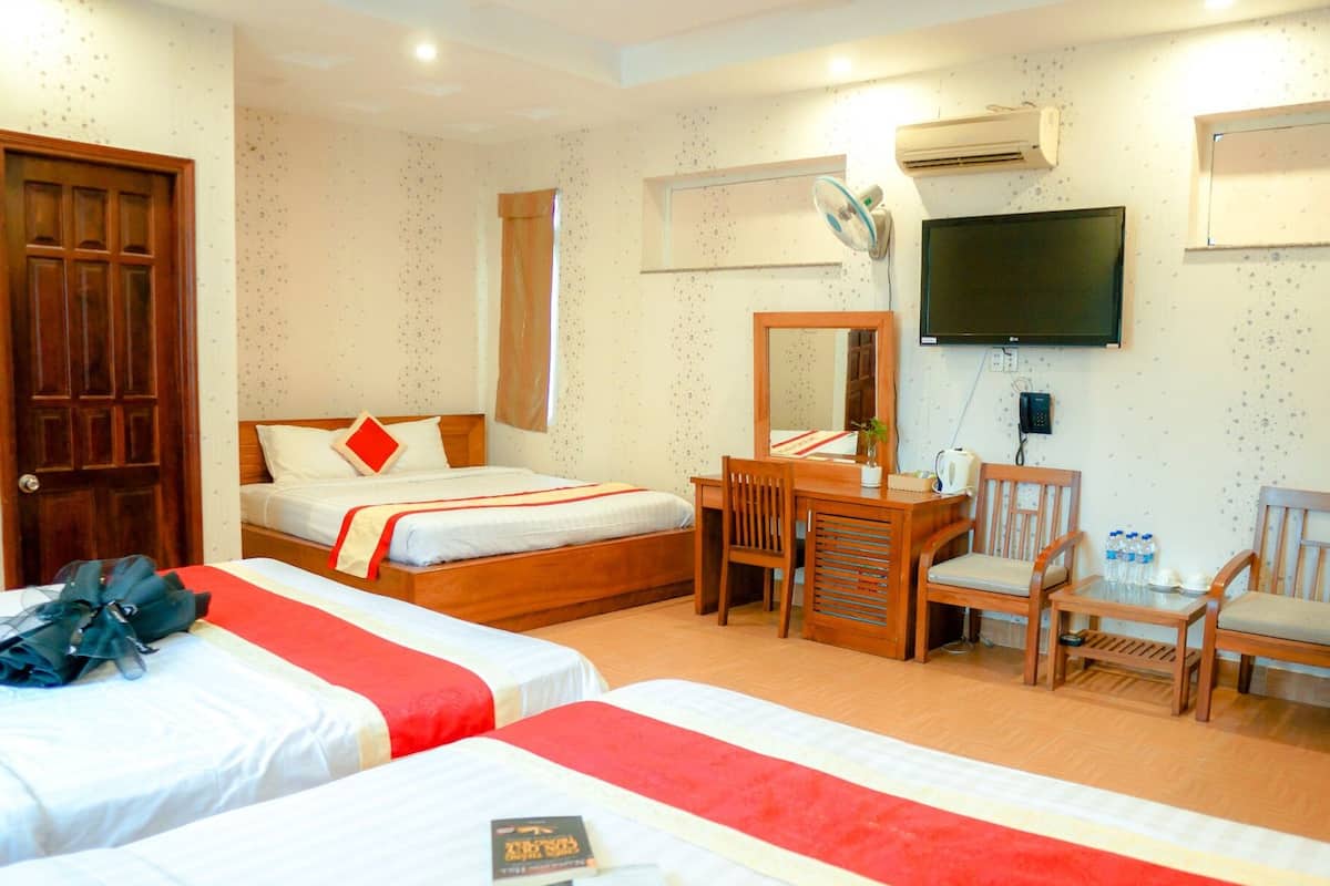 Family Triple Room | Desk, soundproofing, iron/ironing board, free WiFi