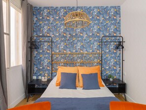 Iron/ironing board, Internet, bed sheets