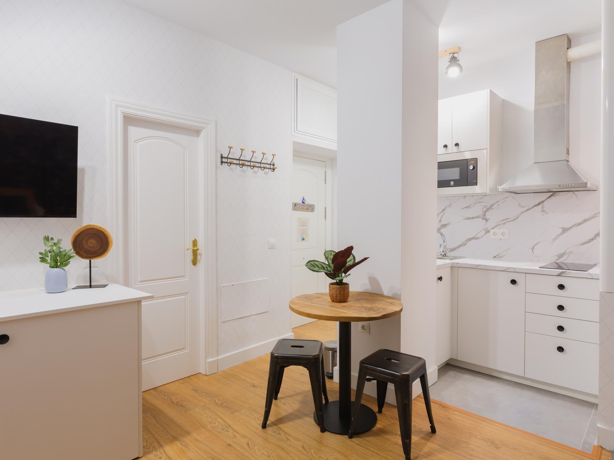 Réfrigérateur, micro-ondes, cafetière/bouilloire, grille-pain