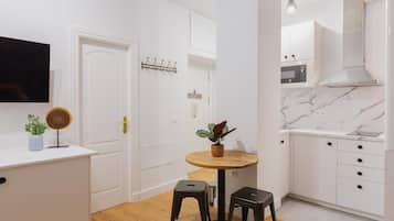 Een koelkast, een microgolfoven, een koffiezetapparaat/waterkoker