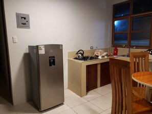 Mikrowelle, Herdplatte, Wasserkocher mit Kaffee-/Teezubehör