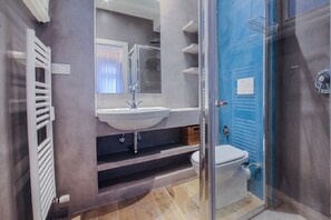 Douche, sèche-cheveux, bidet, serviettes fournies