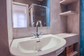 تجهيزات دش، مجففات شعر، مراحيض شطف، مناشف