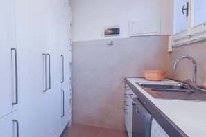 ثلاجة، ميكروويف، غسالة أطباق، ماكينة لصنع القهوة/الشاي