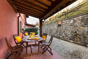 Outdoor dining - Comfortable apartment in rustic (Torcigliano)