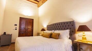 Minibar, caja de seguridad en la habitación y escritorio