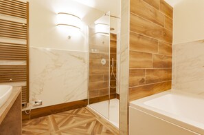 Suite Exclusive | Bagno | Set di cortesia gratuito, asciugacapelli, pantofole, bidet