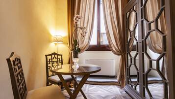 Minibar, caja de seguridad en la habitación y escritorio