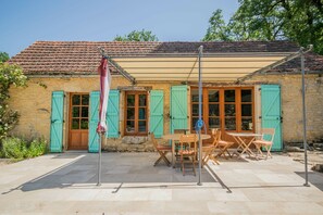 Outdoor dining - Dordogne Poolside Escape (Lavercantière)