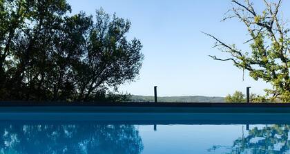 Escapade au bord de la piscine en Dordogne