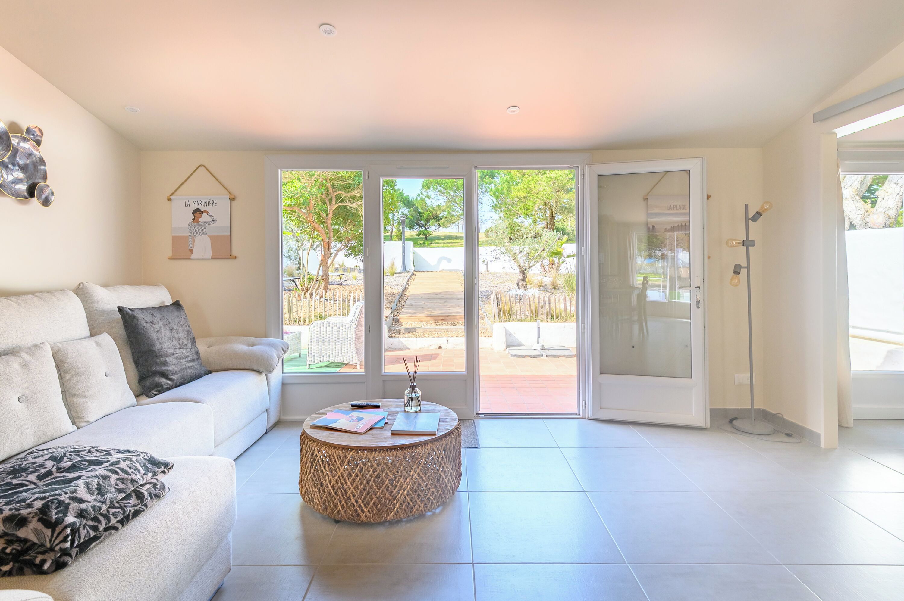 Een televisie, een open haard en een tafeltennistafel