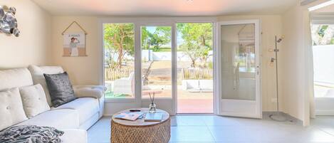 Fernseher, Kamin, Tischtennisplatte