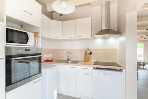 Fridge, microwave, oven, stovetop - Vacation home with Spa 50 m from the beach, Noirmoutier (La Guérinière)