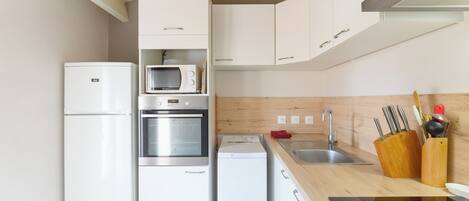Réfrigérateur, four à micro-ondes, un four, surface de cuisson